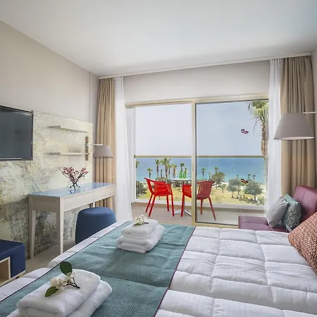 Feriested Leonardo Laura & Splash Klorakas