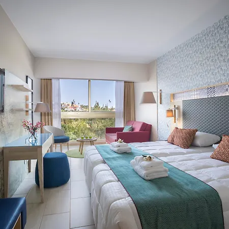 リゾート Leonardo Laura & Splash 4*