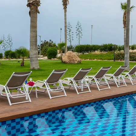 Leonardo Laura & Splash Resort Klorakas